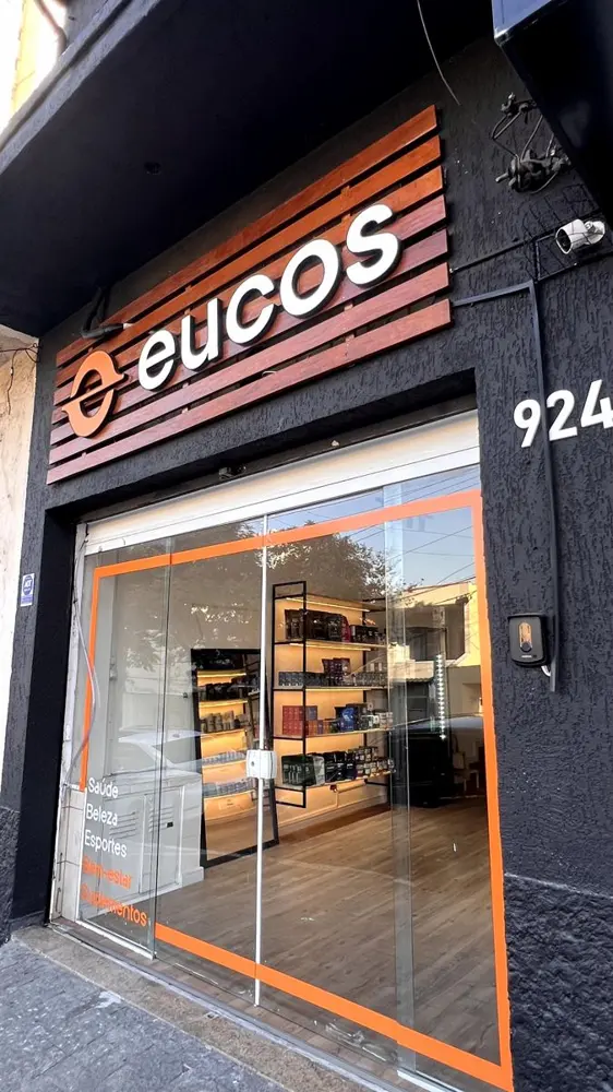 Fachada da Eucos com letreiro de madeira e número 924