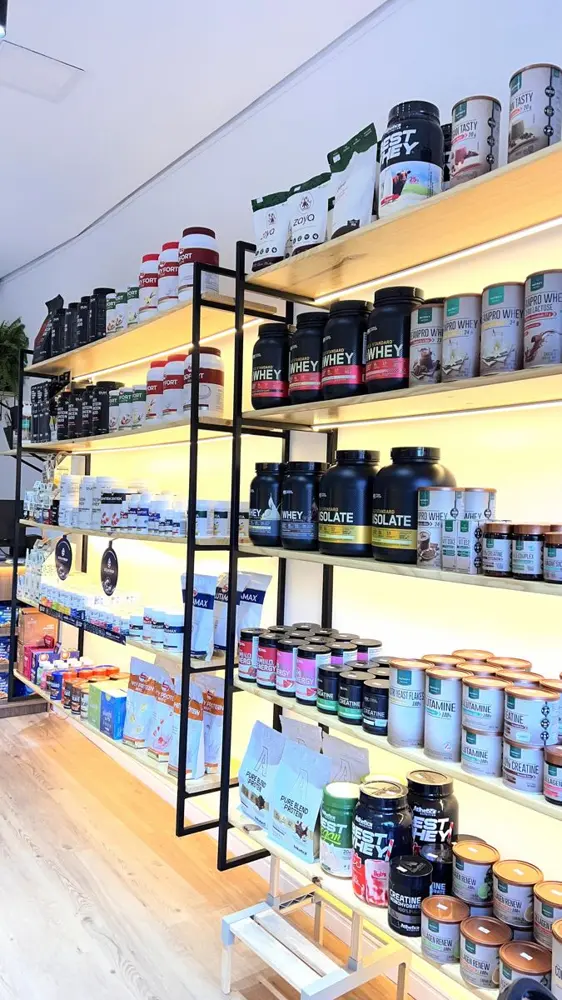 Interior da Eucos com prateleiras de whey protein, creatina e vitaminas